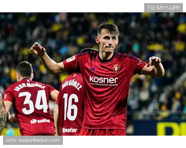 特写:在阿尔梅里亚的“西甲技术实验室”,工程师正在测试下一代足球传感器 特写:在阿尔梅里亚的“西甲技术实验室”,工程师正在测试下一代足球传感器